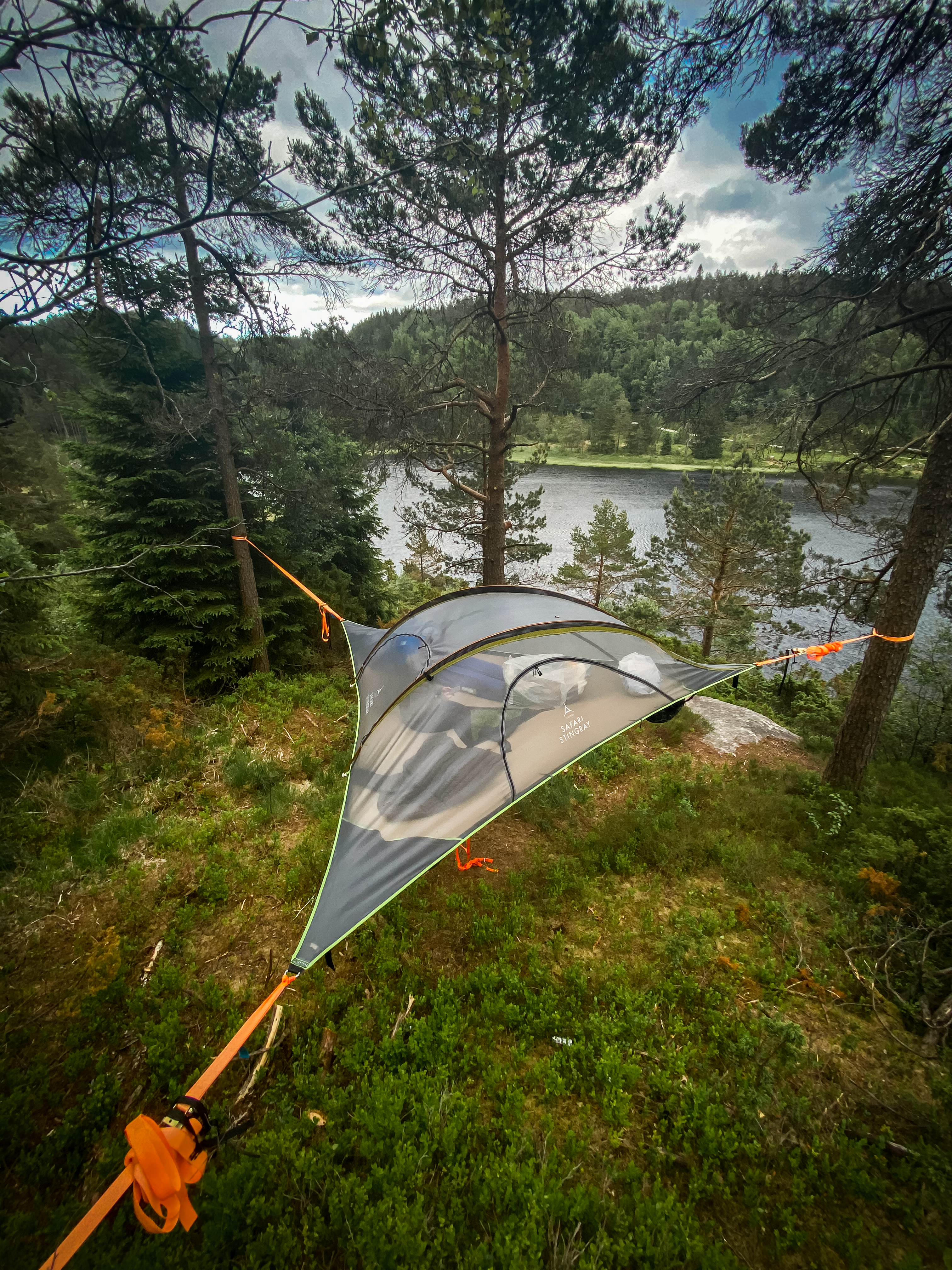 Svevetelt hos Wild Cabins i Lyngdal, Sør-Norge, med utsikt over Fiddan