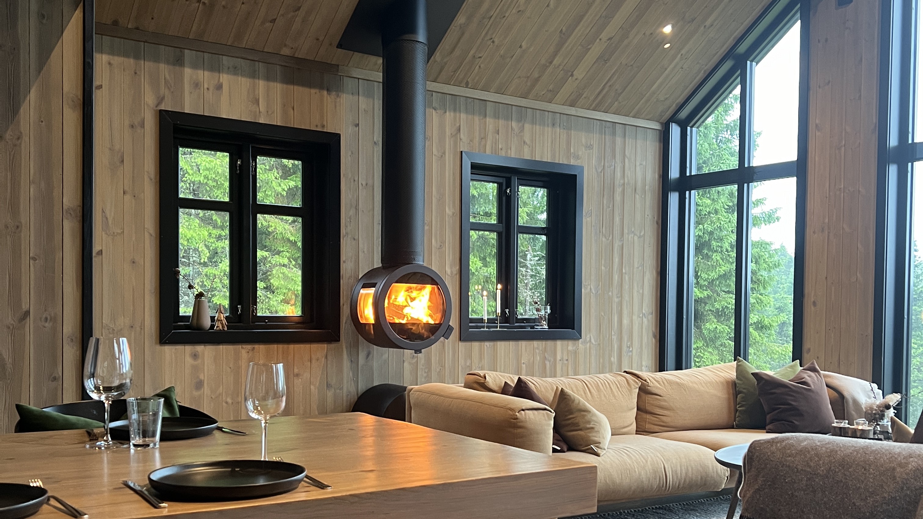 Lys og lun stue med peis – The Fairytale Castle på Sørlandet